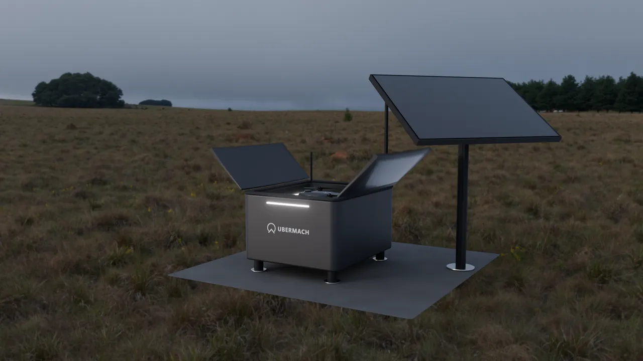 Base autónoma del UM-4 con las tapas abiertas y panel solar en un mástil, sobre una losa de hormigón en el campo.